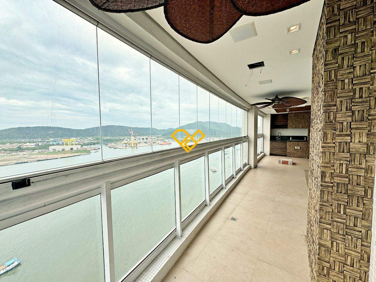 Apartamento à venda no Ponta da Praia: Varanda com churrasqueira