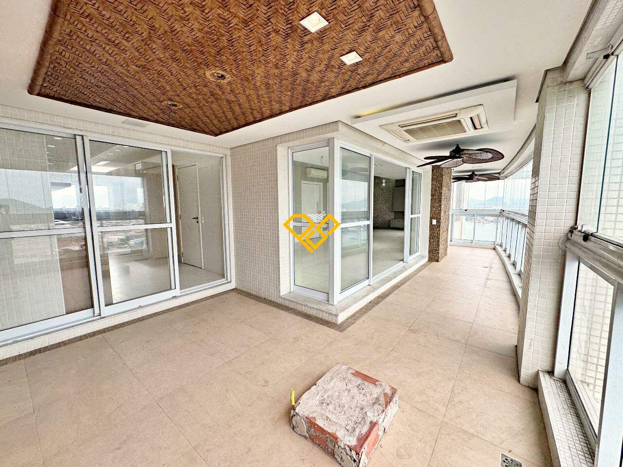 Apartamento à venda no Ponta da Praia: Varanda com churrasqueira