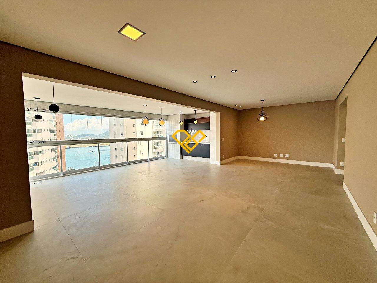 Apartamento à venda no Ponta da Praia: Sala e varanda