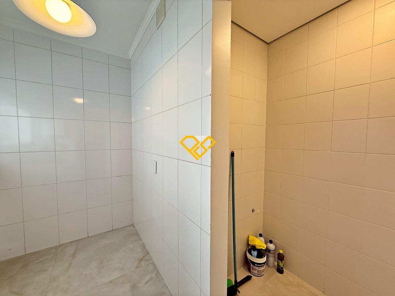 Apartamento à venda no Ponta da Praia: Área de serviço e despensa