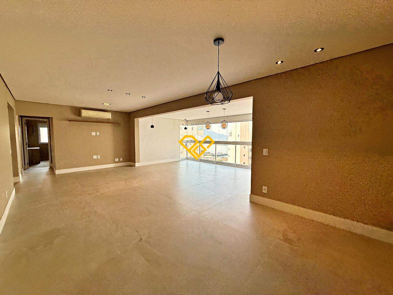 Apartamento à venda no Ponta da Praia: Sala e varanda