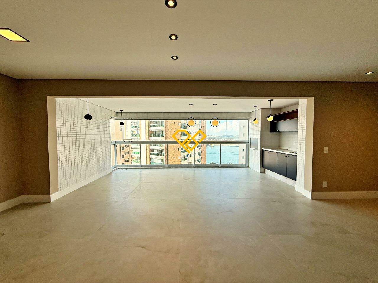 Apartamento à venda no Ponta da Praia: Sala e varanda
