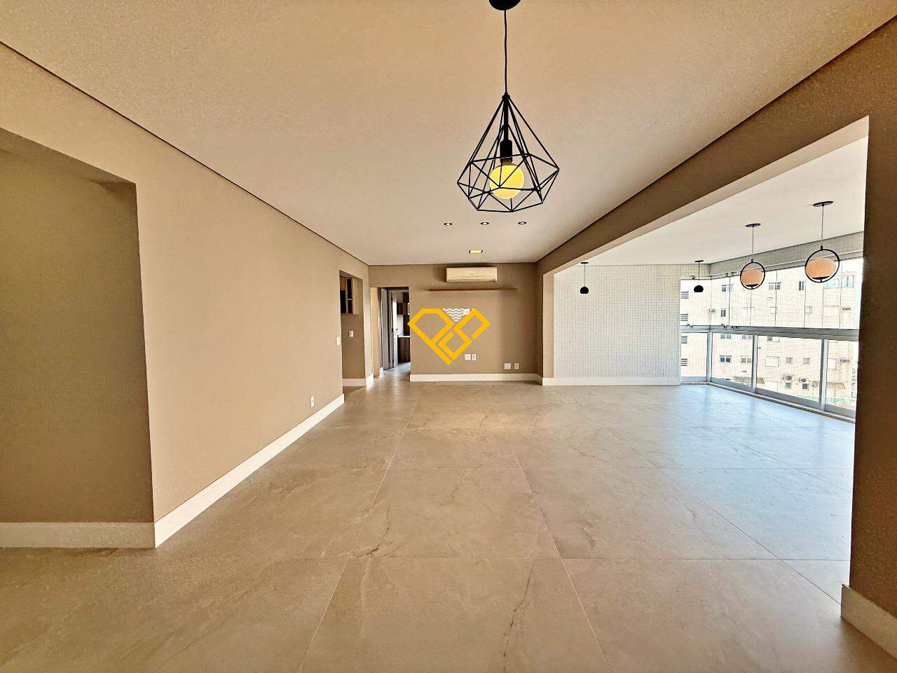 Apartamento à venda no Ponta da Praia: Sala e varanda
