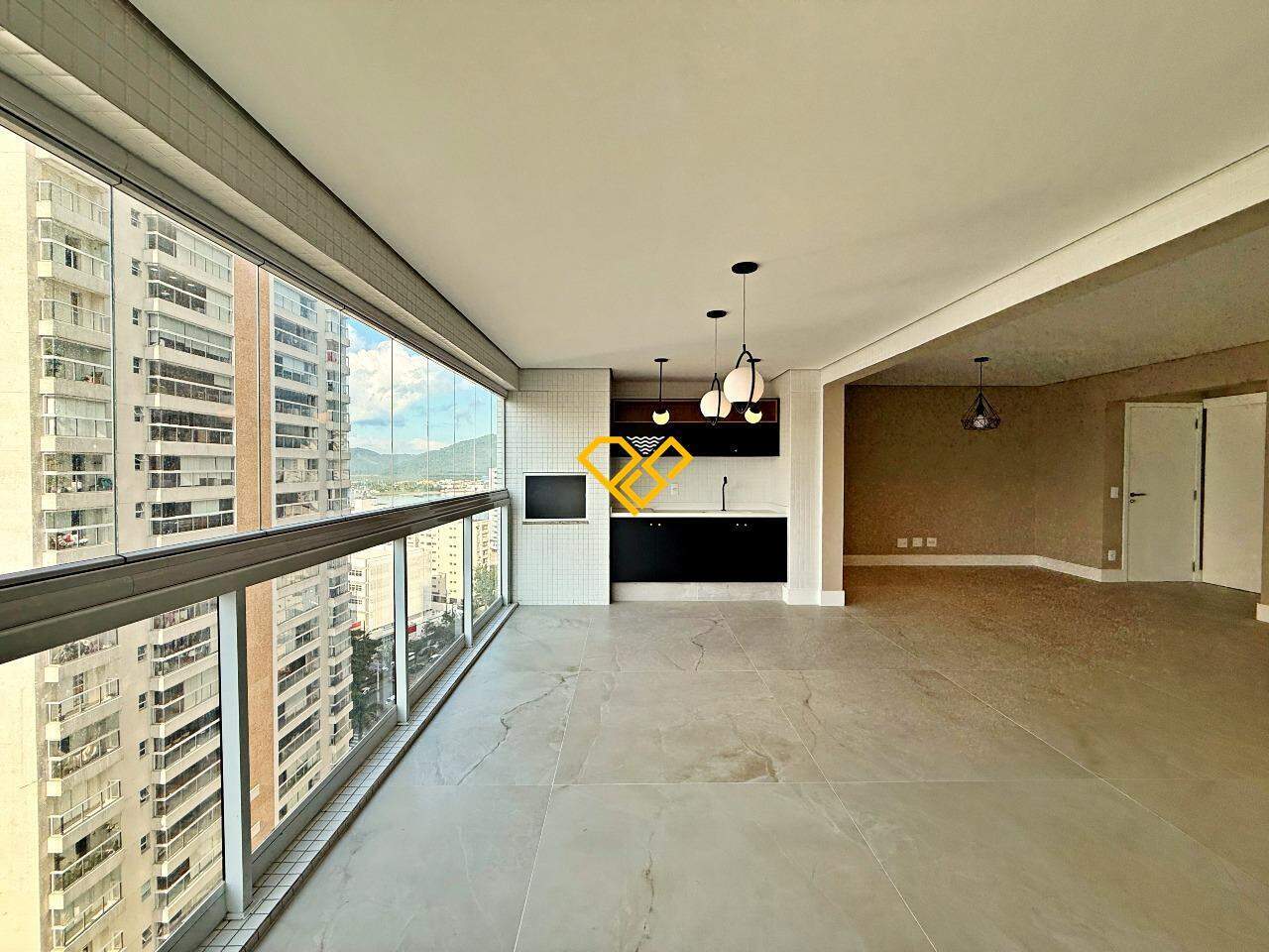 Apartamento à venda no Ponta da Praia: Sala e varanda