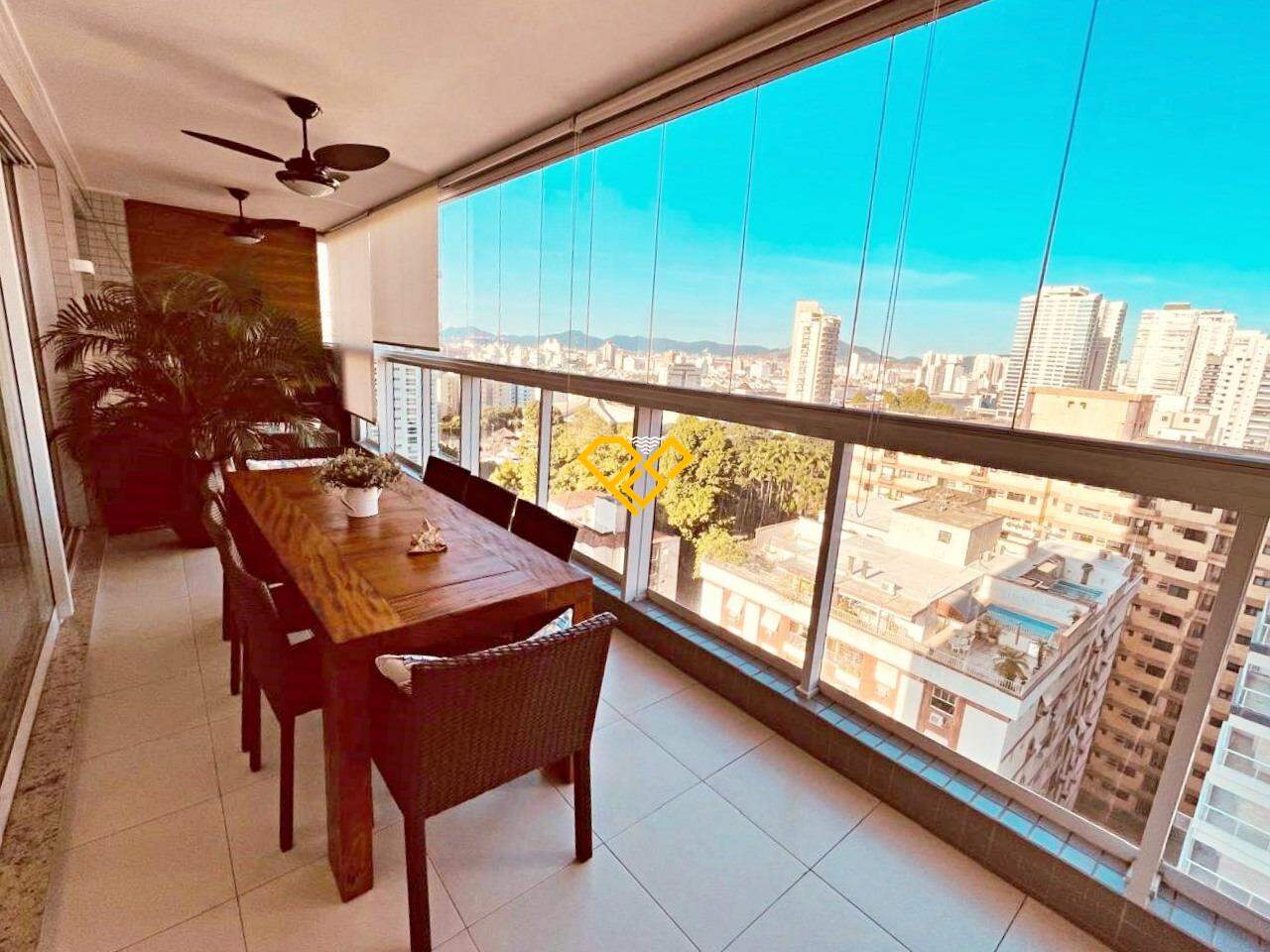Apartamento à venda no Embaré: Varanda com churrasqueira