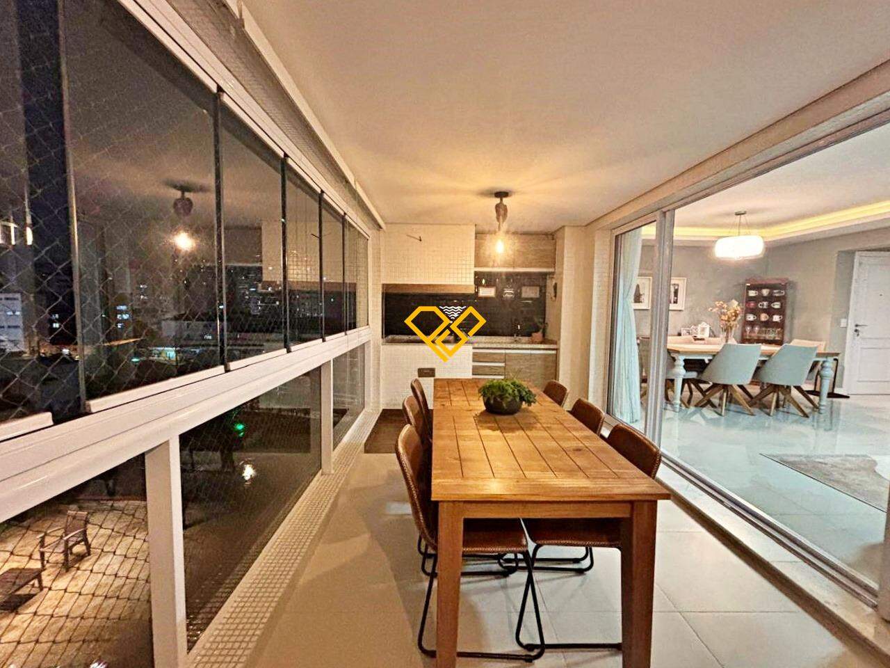 Apartamento à venda no Embaré: Varanda com churrasqueira