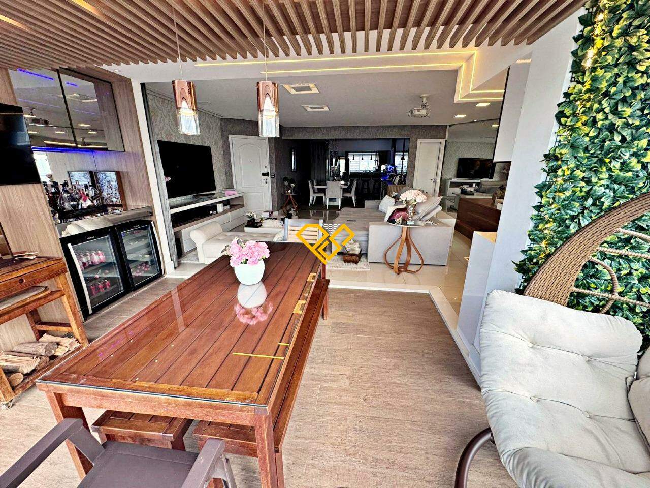 Apartamento à venda no Ponta da Praia: Varanda com churrasqueira