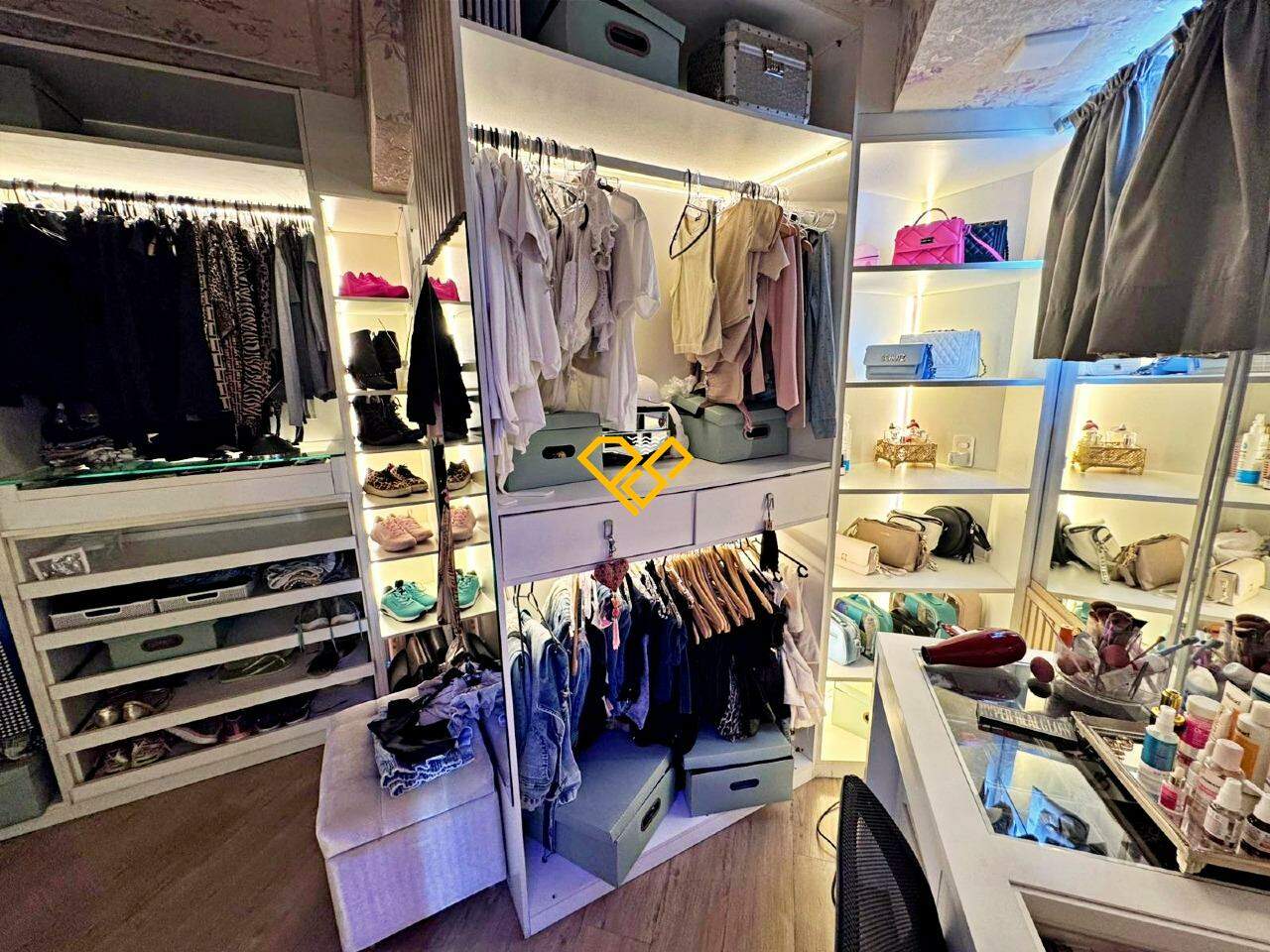 Apartamento à venda no Ponta da Praia: Suíte 1 - master - closet