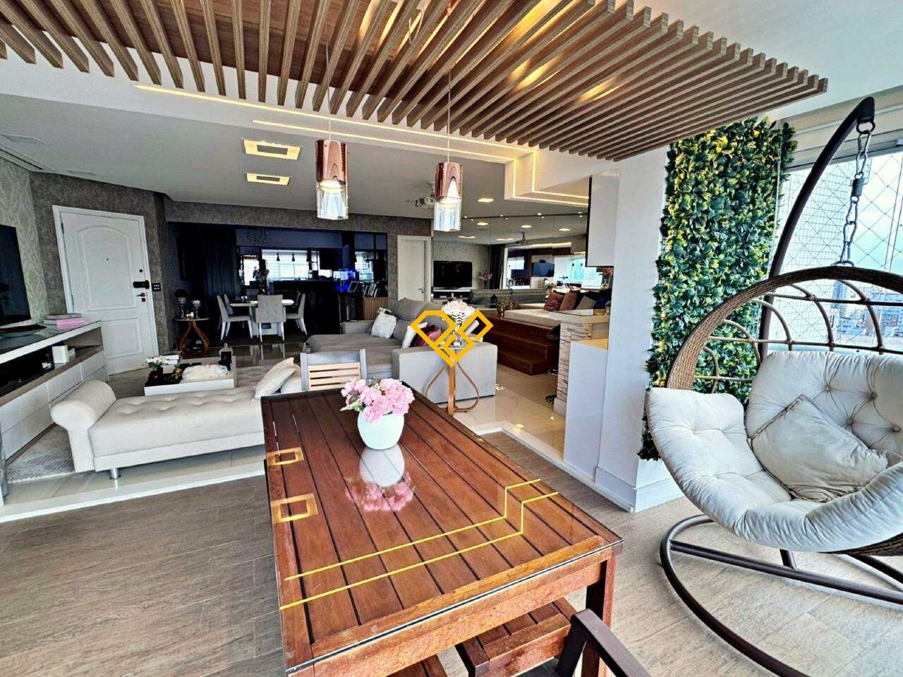Apartamento à venda no Ponta da Praia: Varanda com churrasqueira