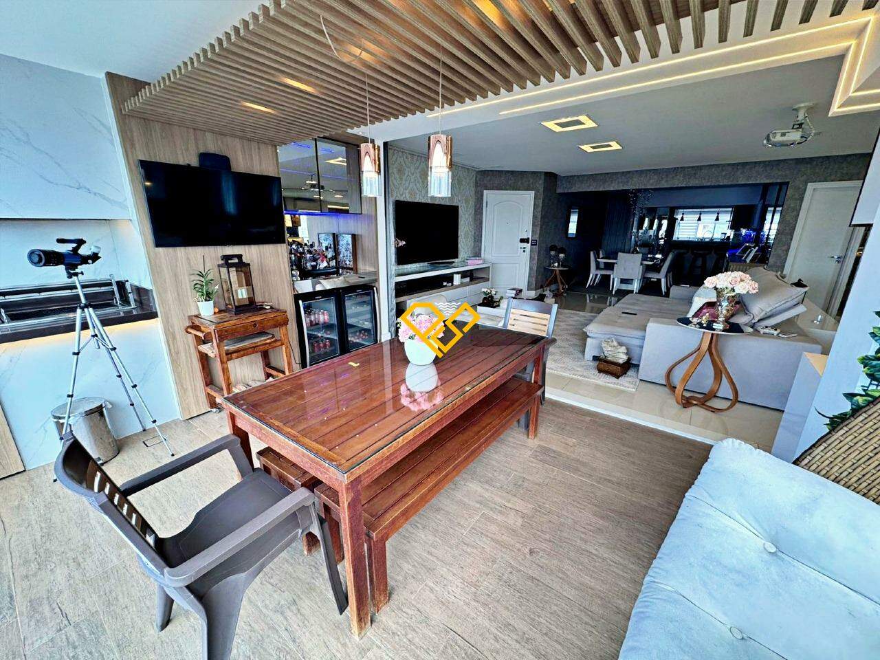 Apartamento à venda no Ponta da Praia: Varanda com churrasqueira