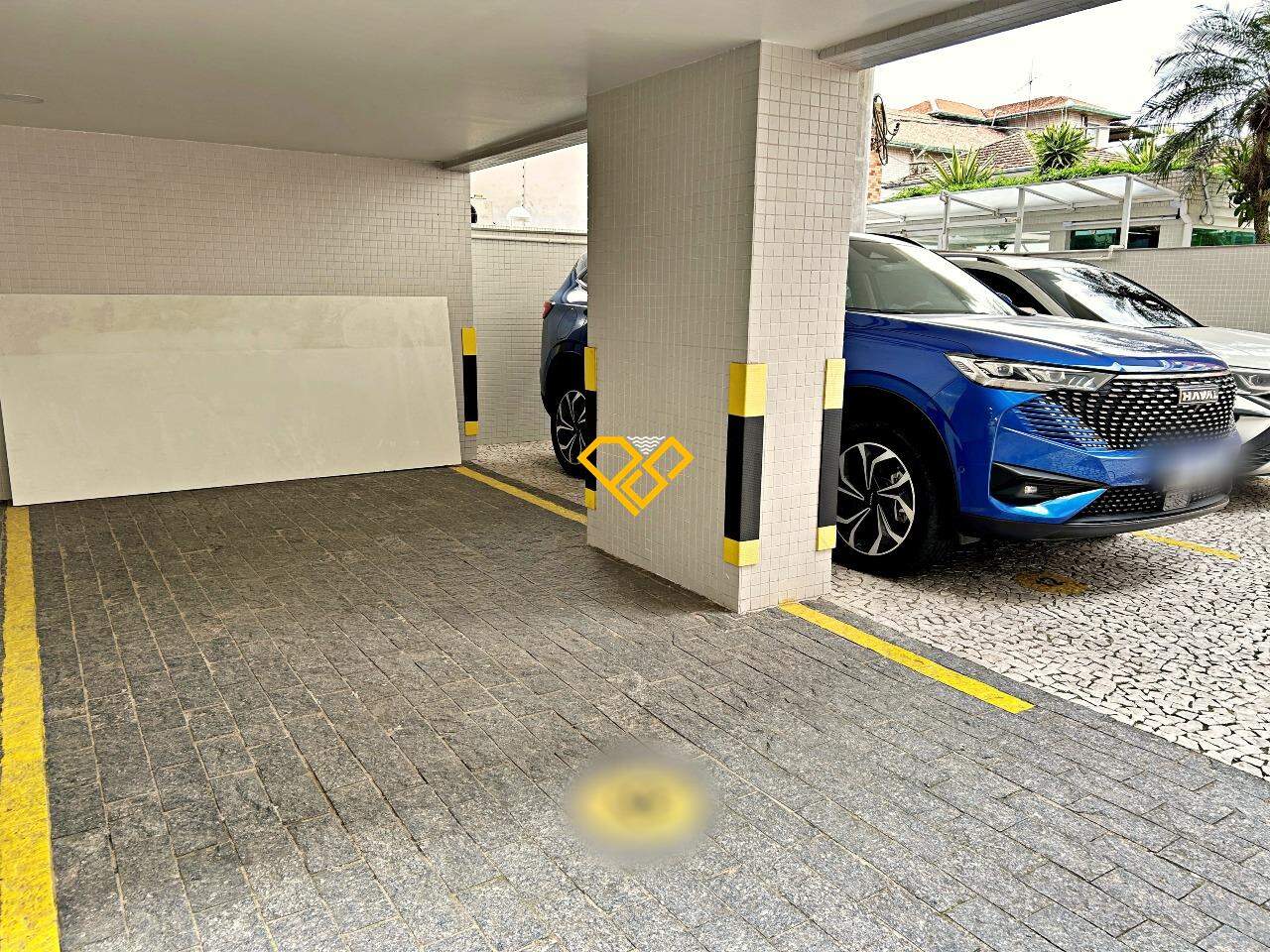 Garden à venda no Ponta da Praia: Garagem