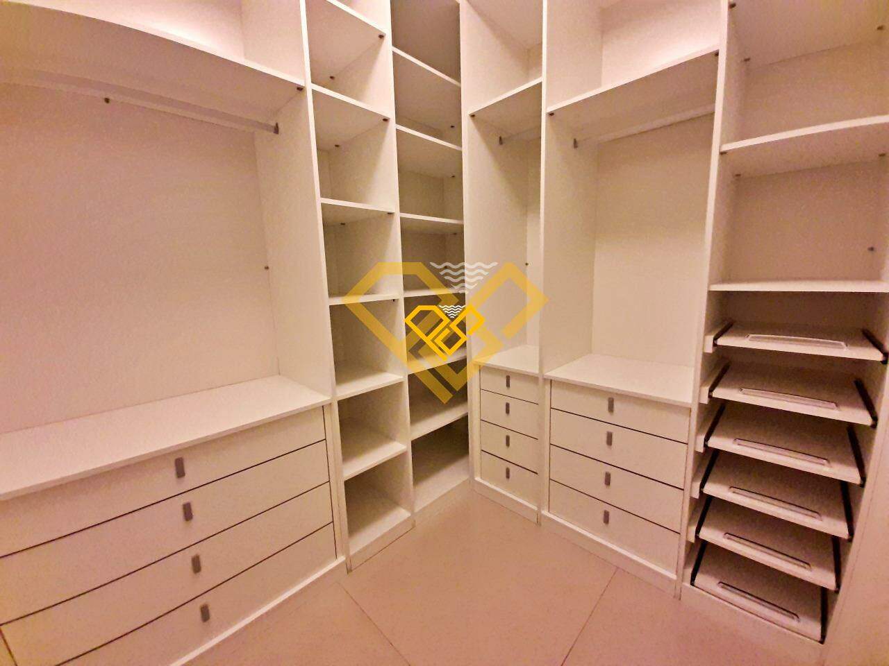 Apartamento à venda no Gonzaga: CLOSET SUÍTE 1