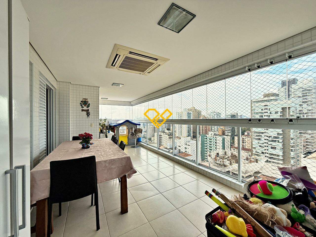 Apartamento à venda no Embaré: Varanda com churrasqueira