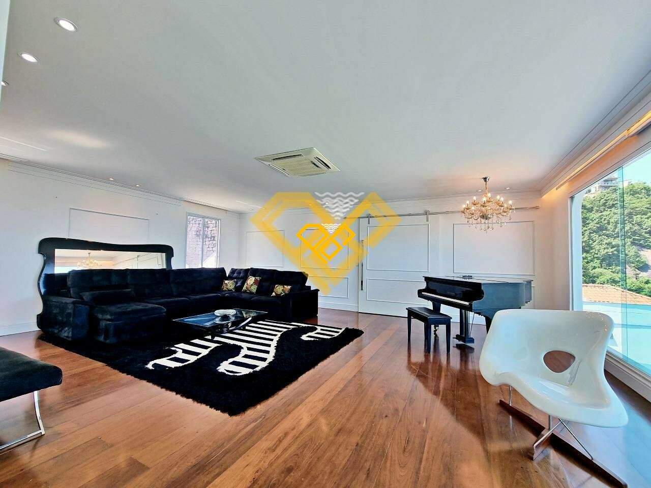 Casa à venda no Santa Terezinha: sala de estar