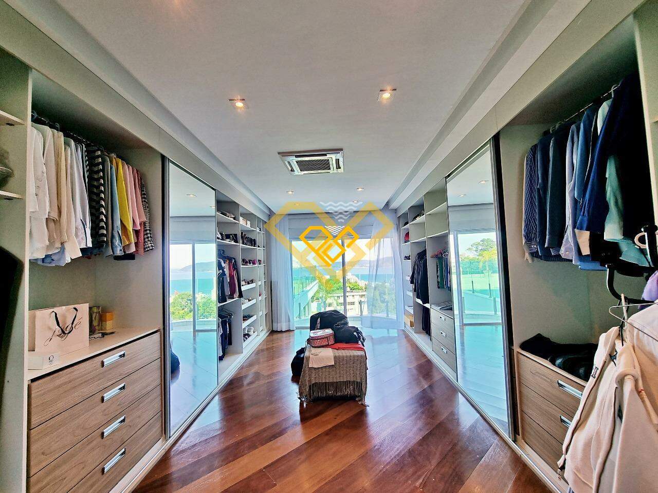 Casa à venda no Santa Terezinha: closet suíte 6
