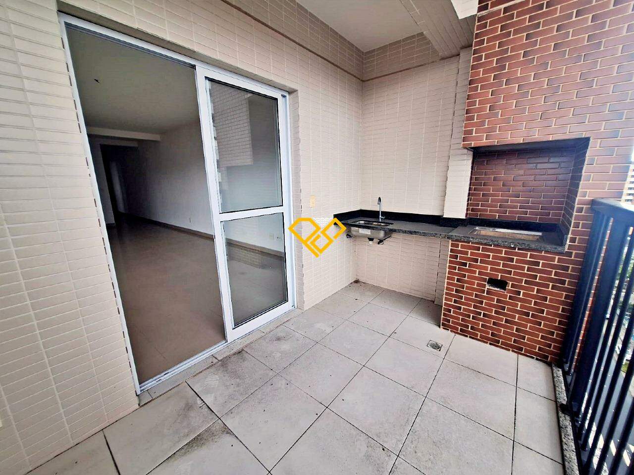 Apartamento à venda no Encruzilhada: Varanda com churrasqueira