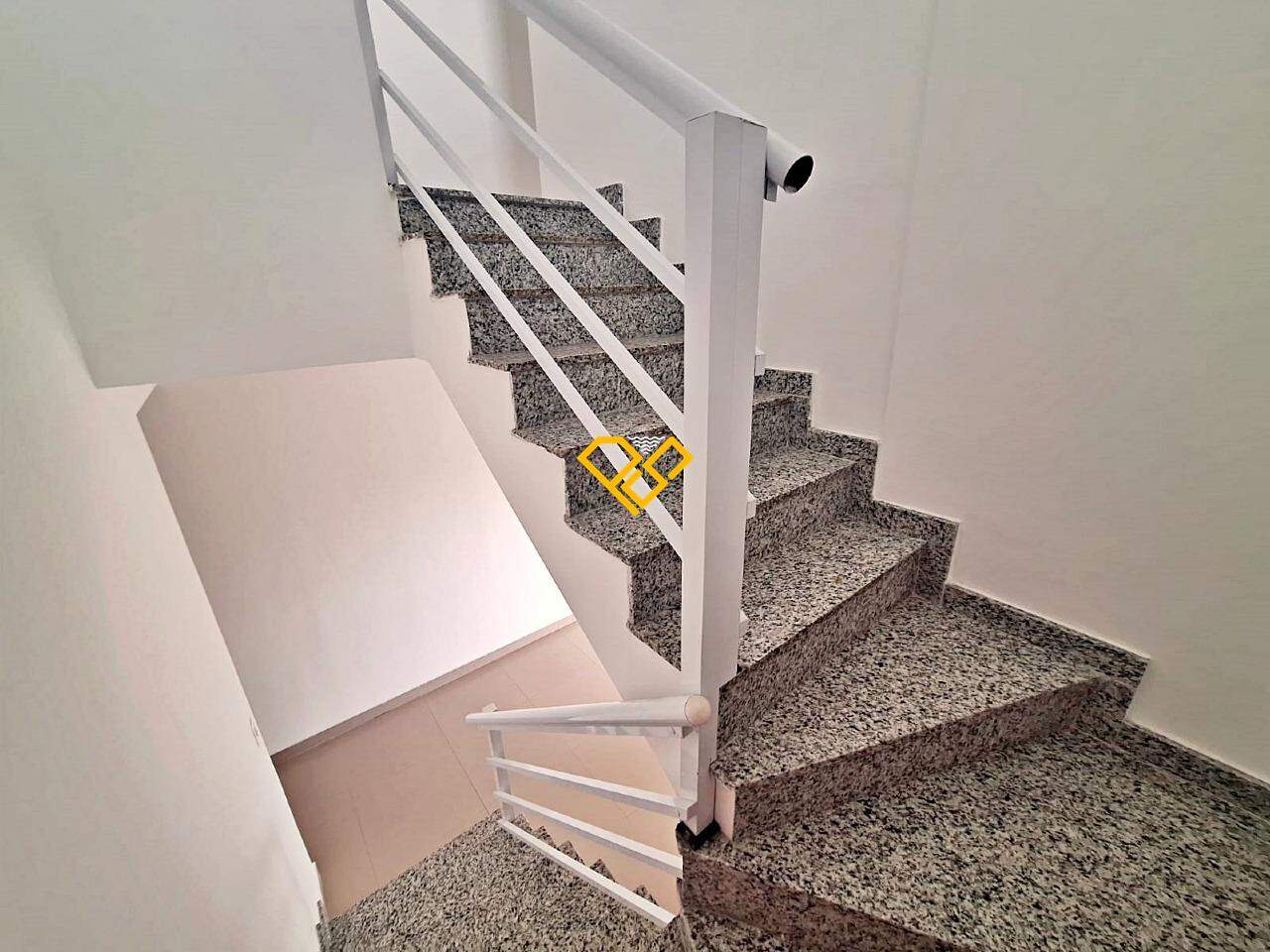 Apartamento à venda no Encruzilhada: Acesso ao segundo piso