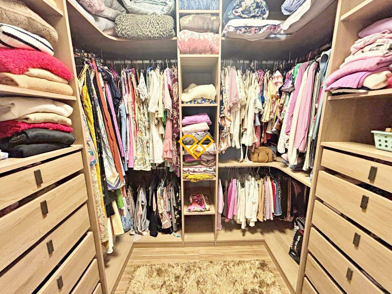 Apartamento à venda no Embaré: Suíte 1 - closet