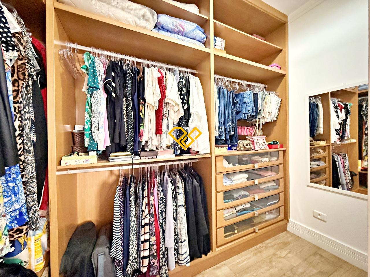 Apartamento à venda no Gonzaga: Suíte 1 - master - closet