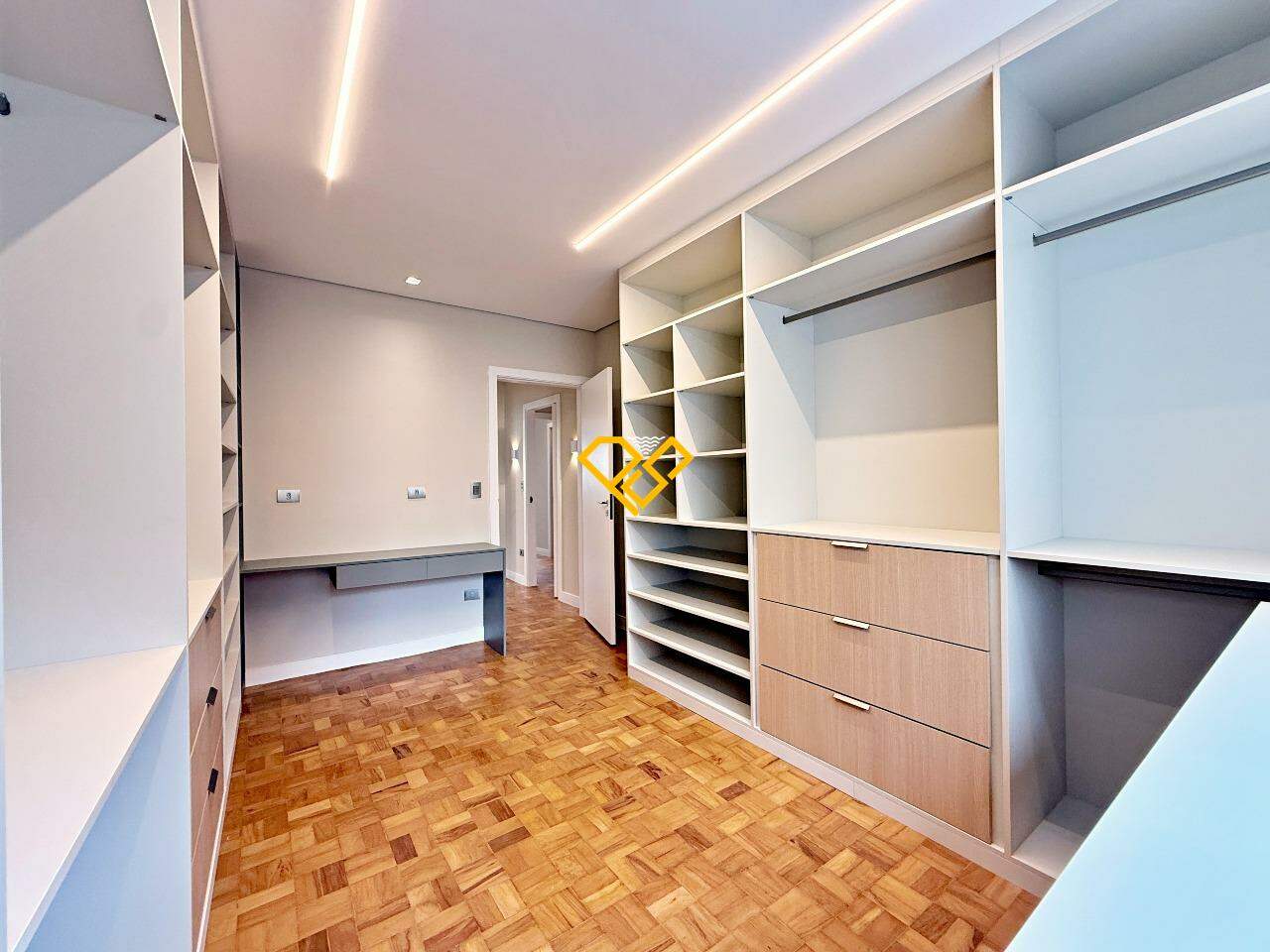 Apartamento à venda no Gonzaga: Suíte 1 - master - closet