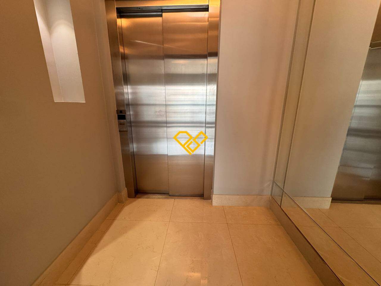 Apartamento à venda no Embaré: Hall privativo