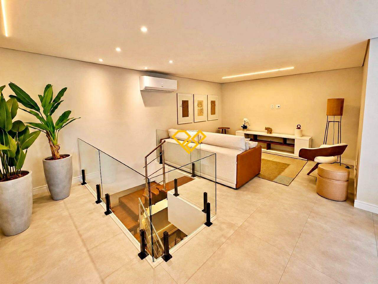 Cobertura à venda no Ponta da Praia: Sala 1° andar