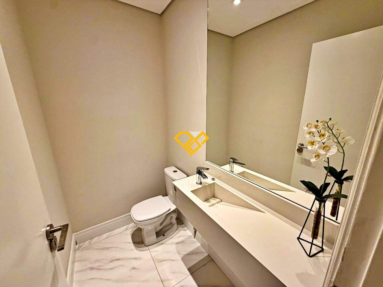 Cobertura à venda no Ponta da Praia: Lavabo