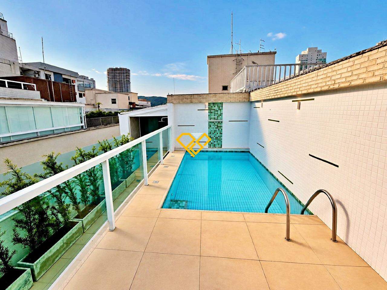 Cobertura à venda no Ponta da Praia: Piscina