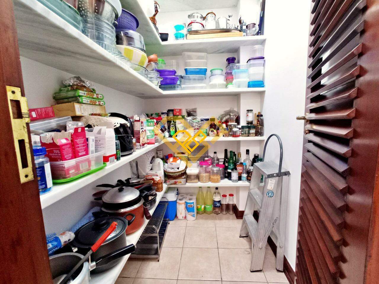 Cobertura à venda no Embaré: 