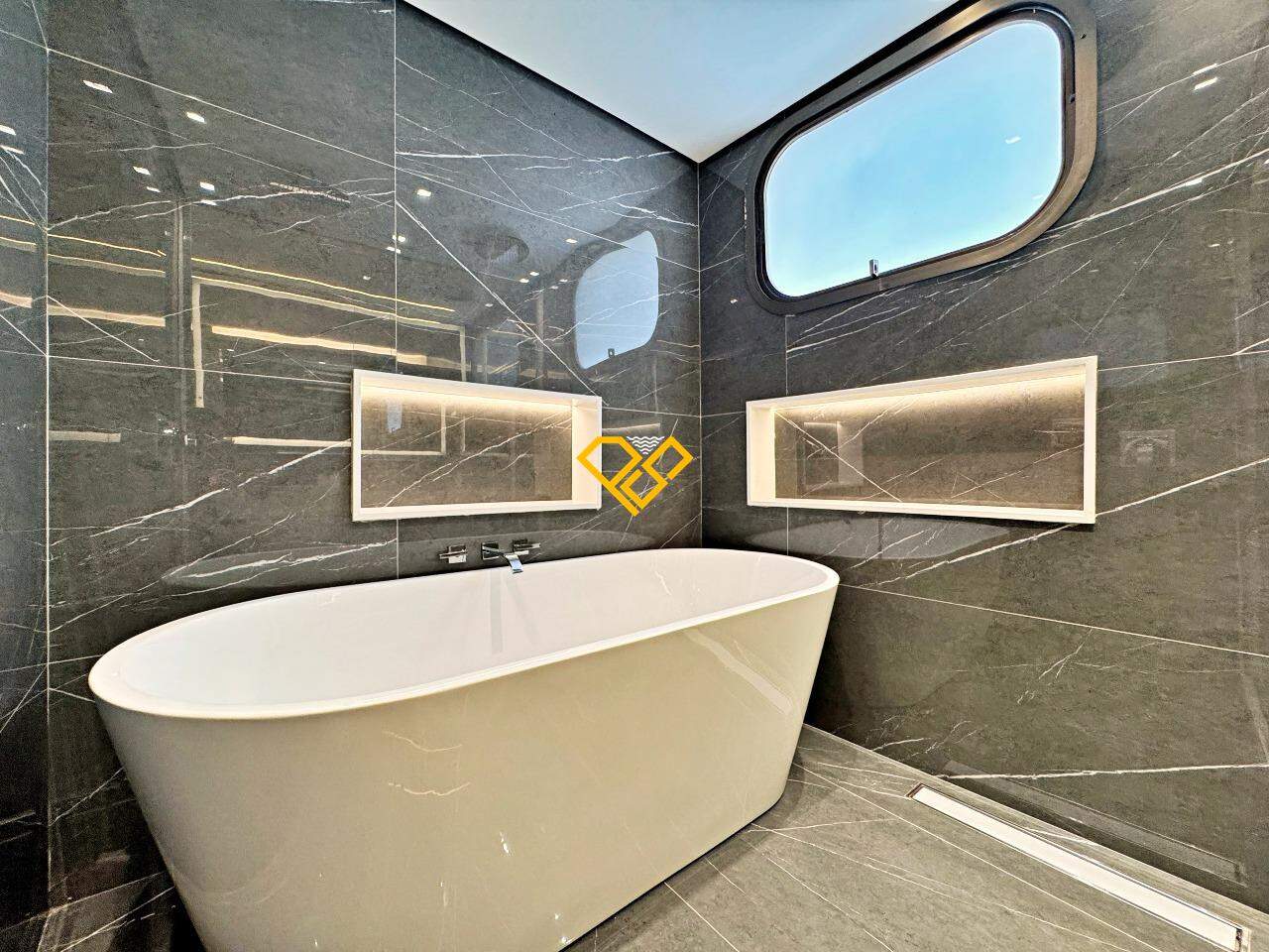 Apartamento à venda no Gonzaga: banheira suíte master