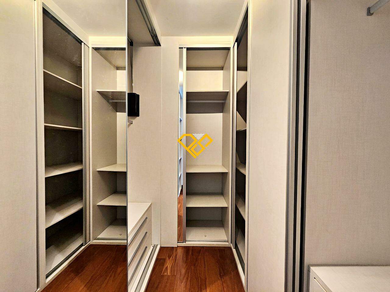 Apartamento à venda no Embaré: Suíte 1 - closet