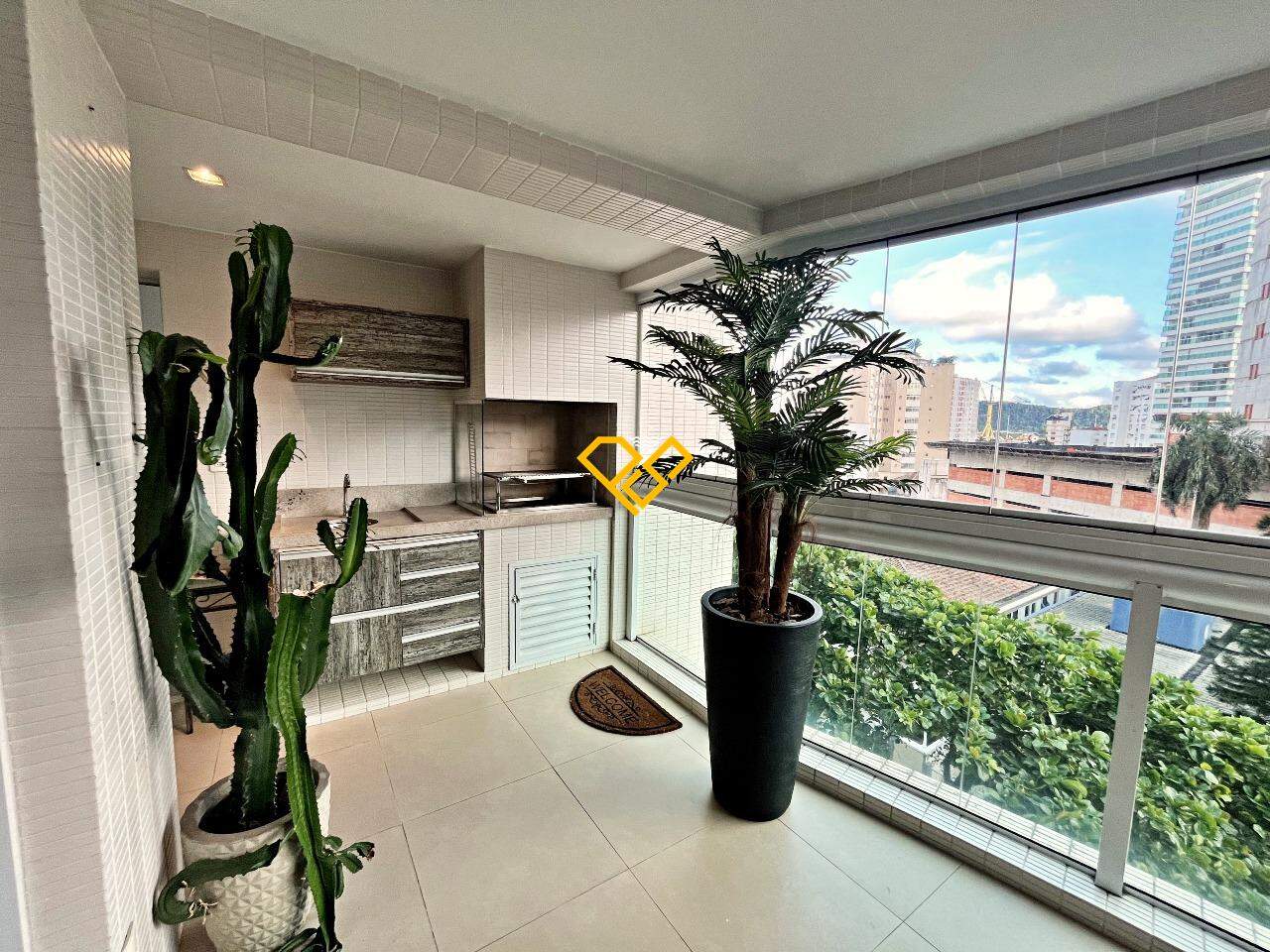 Apartamento à venda no Ponta da Praia: Varanda com churrasqueira