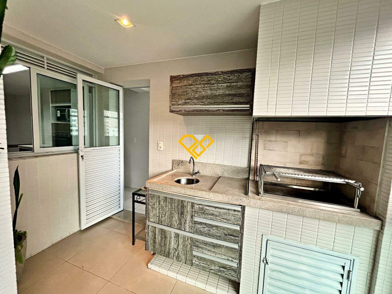 Apartamento à venda no Ponta da Praia: Varanda com churrasqueira