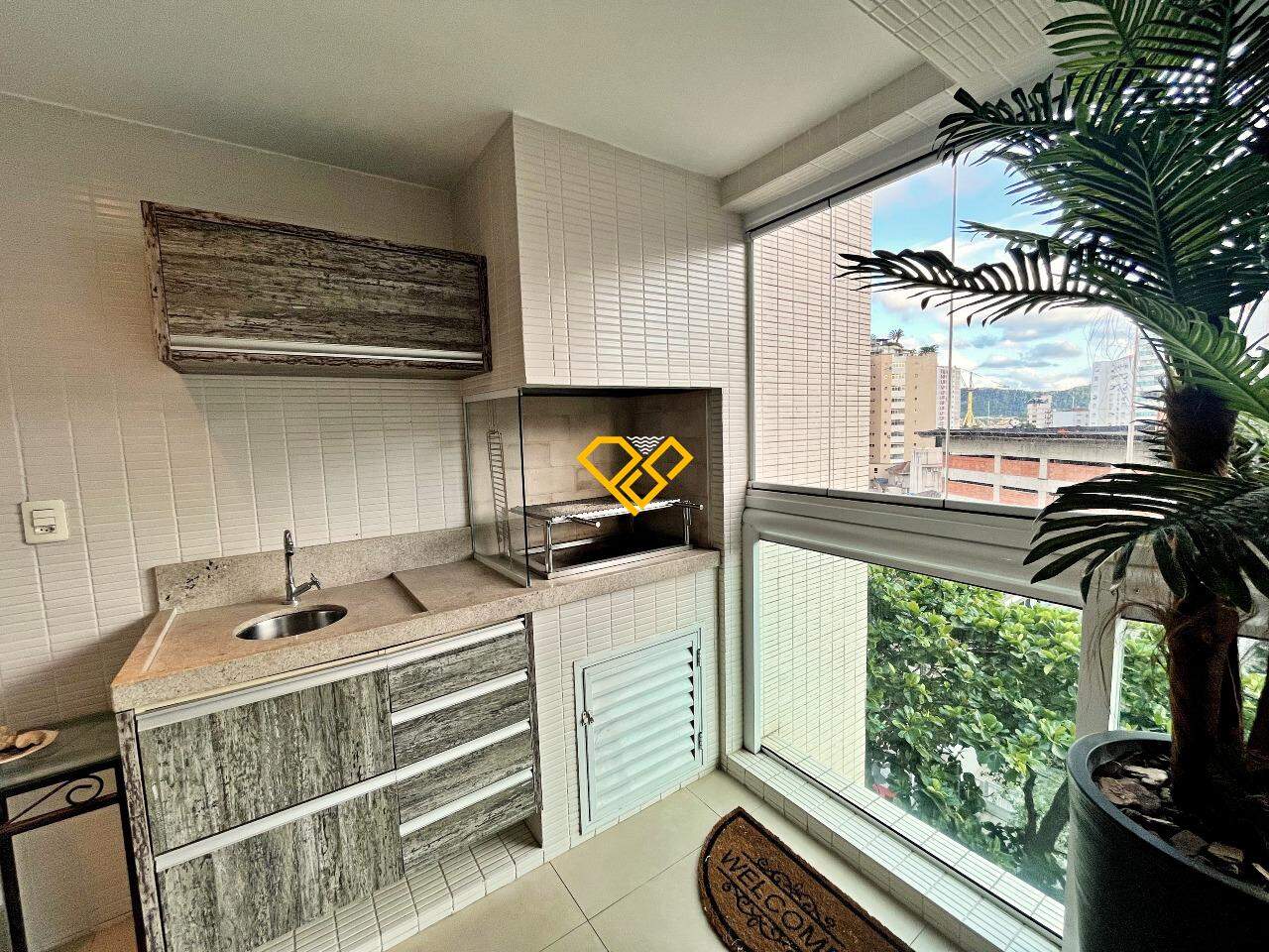 Apartamento à venda no Ponta da Praia: Varanda com churrasqueira