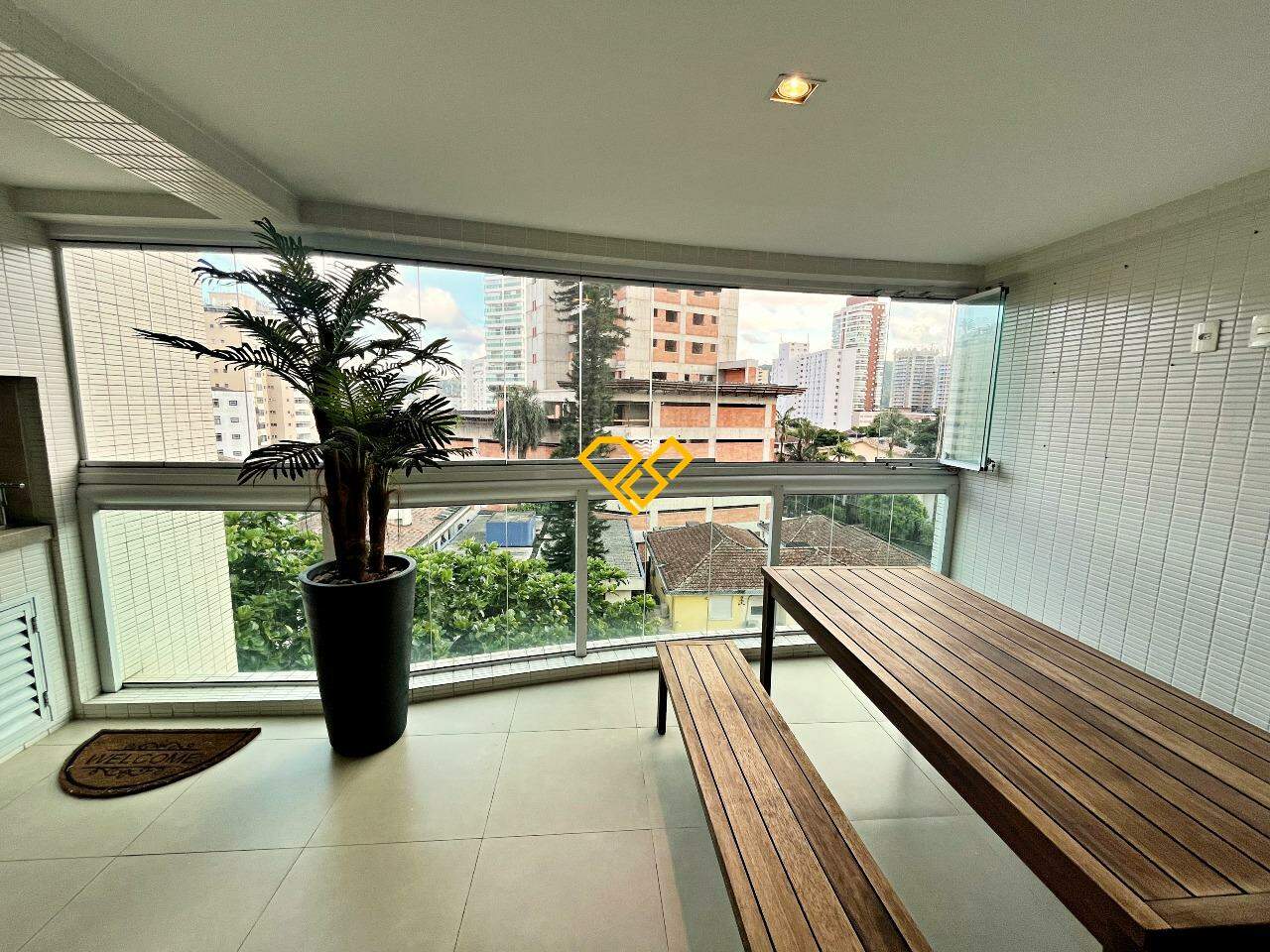 Apartamento à venda no Ponta da Praia: Varanda com churrasqueira