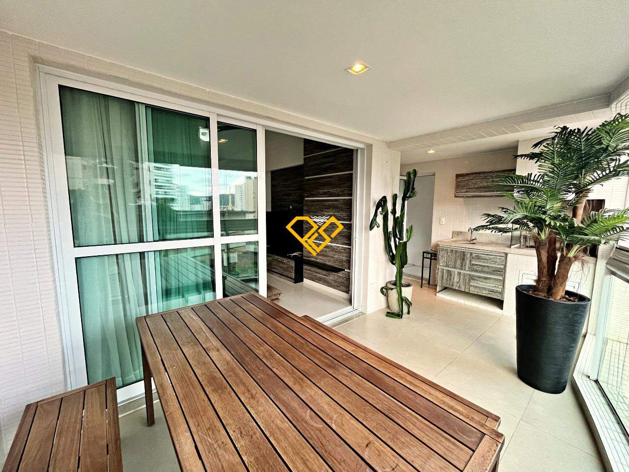 Apartamento à venda no Ponta da Praia: Varanda com churrasqueira