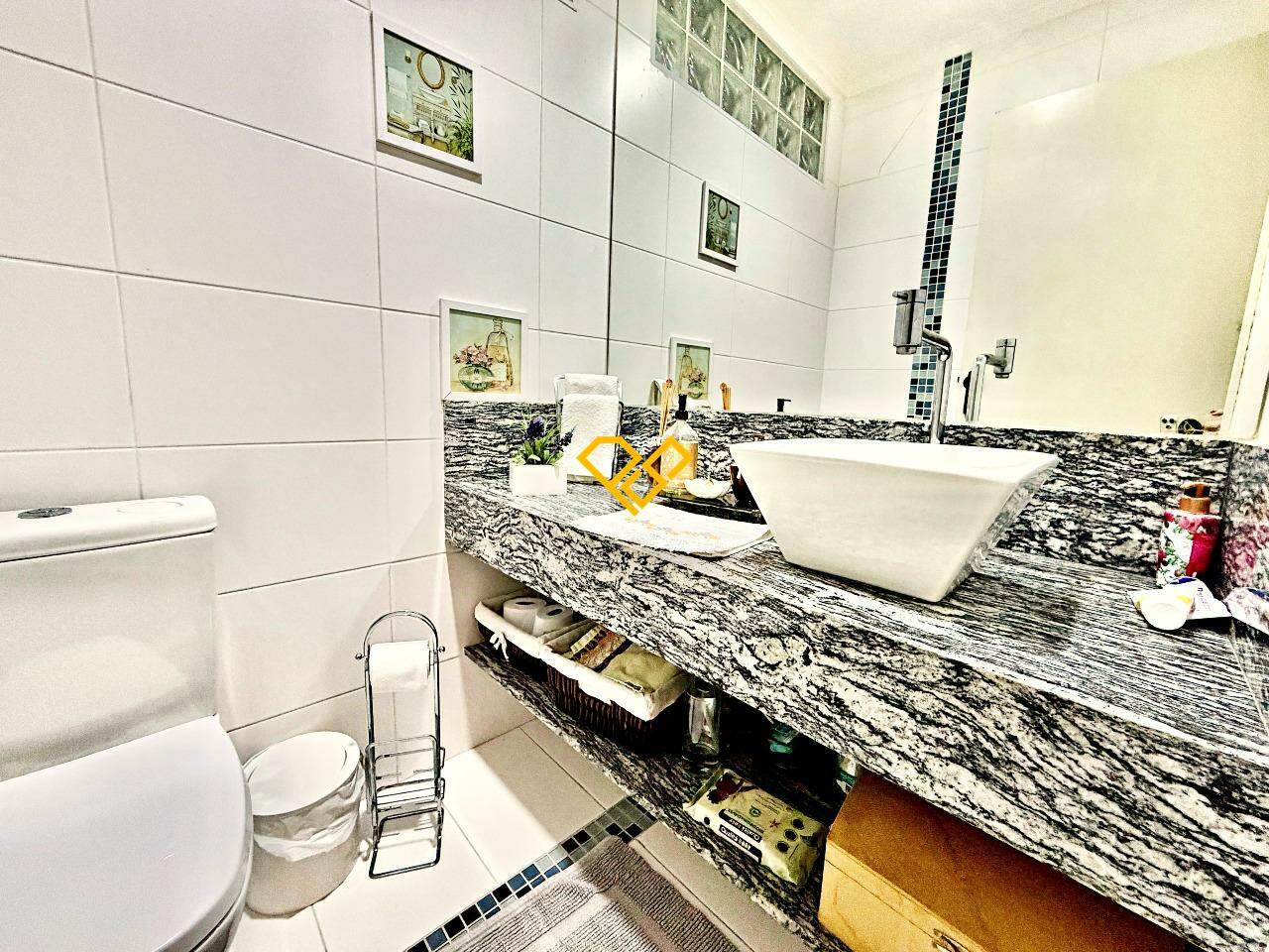 Apartamento à venda no Ponta da Praia: Lavabo