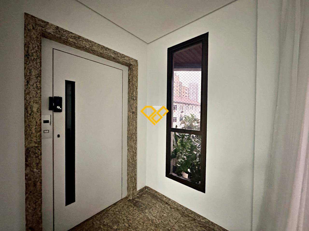 Apartamento à venda no Embaré: Hall privativo