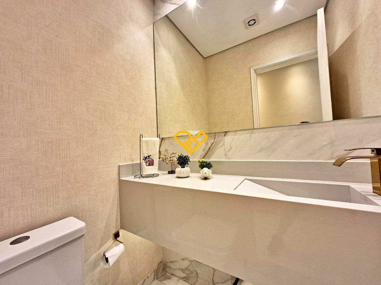 Sobreposta Baixa à venda no Ponta da Praia: Lavabo
