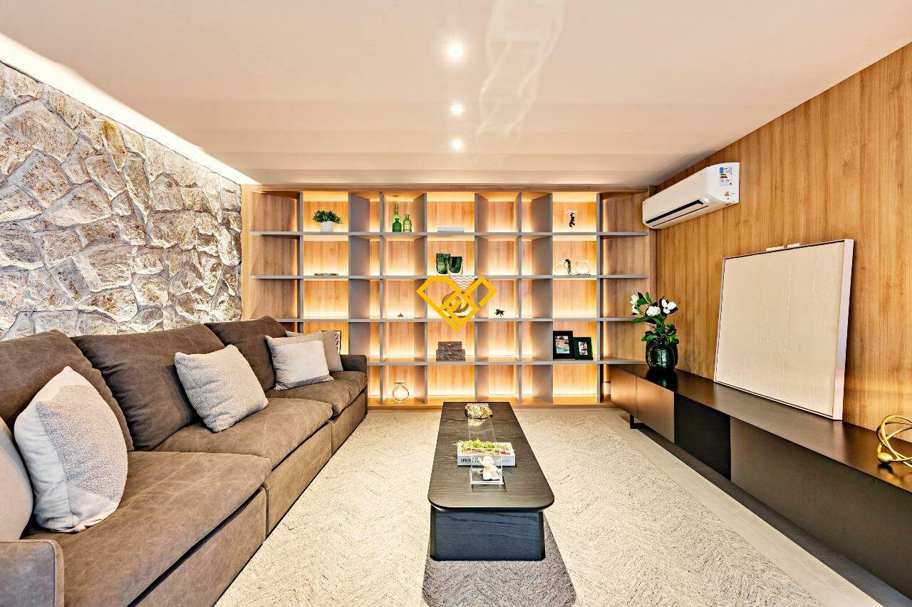 Cobertura à venda no Ponta da Praia: Sala piso superior