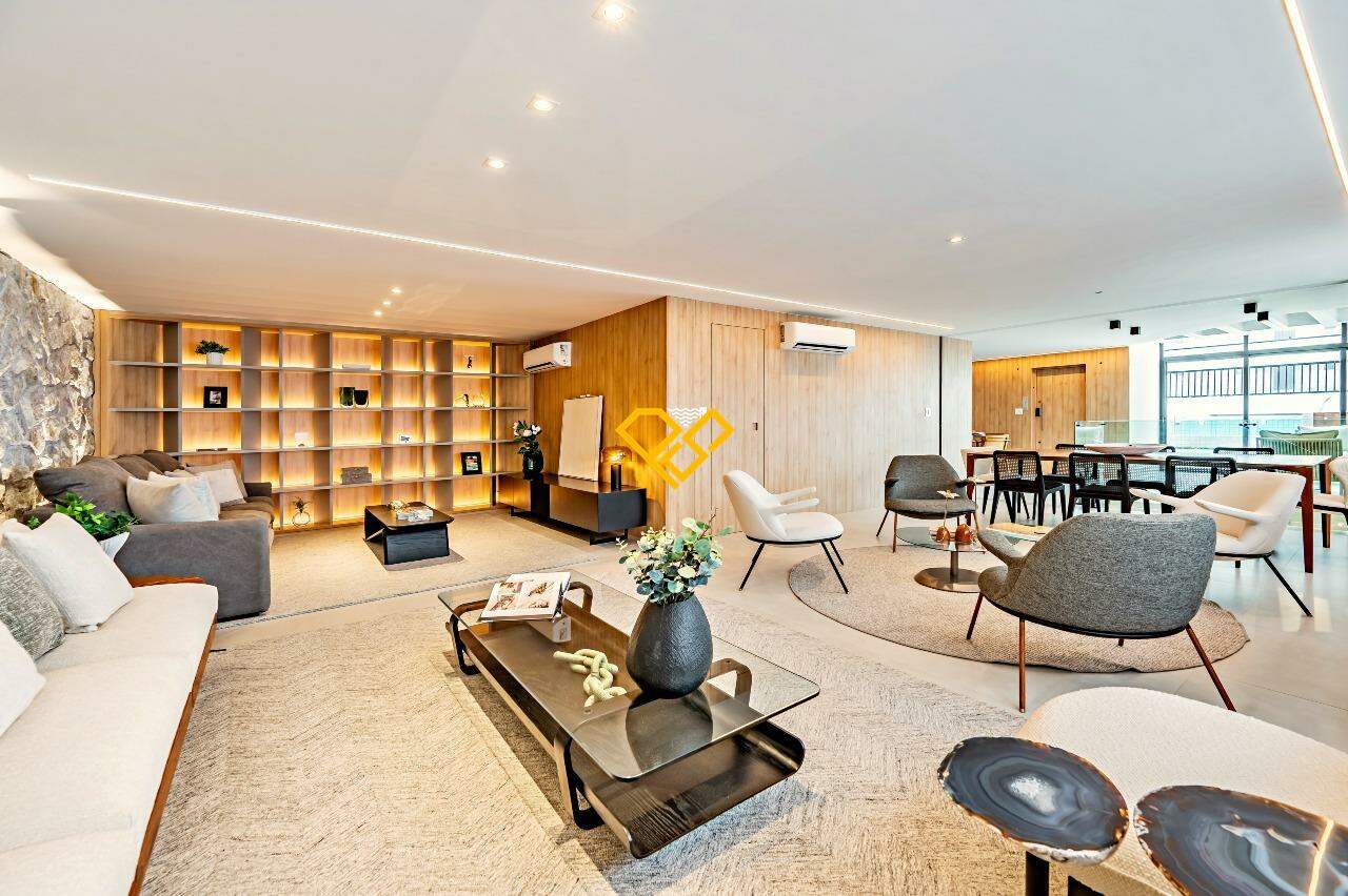 Cobertura à venda no Ponta da Praia: Sala piso superior
