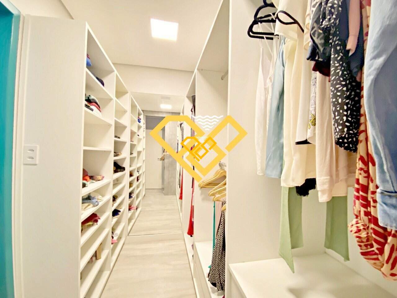 Cobertura à venda no Embaré: 