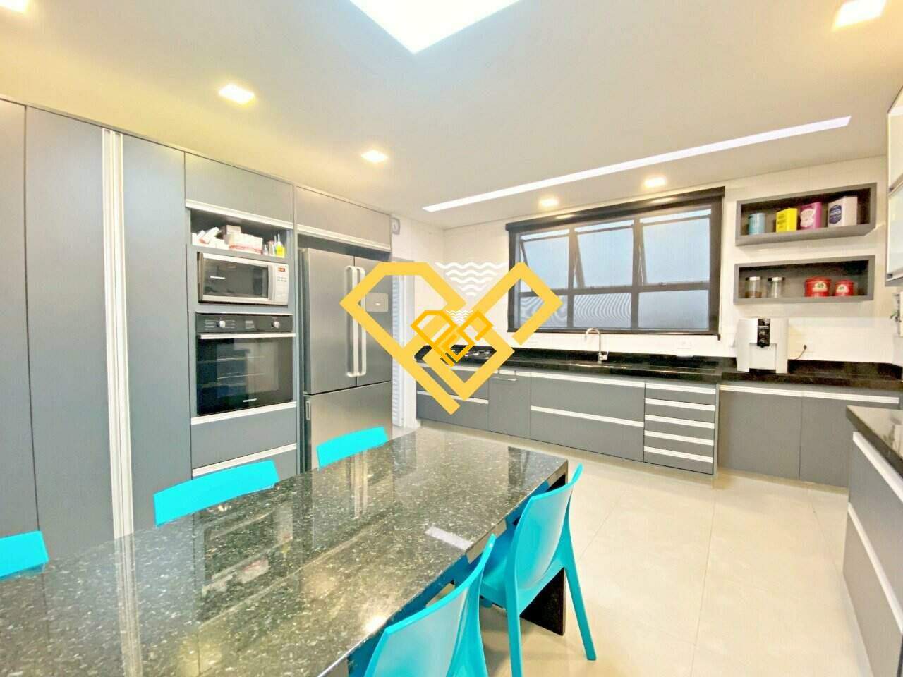 Cobertura à venda no Embaré: 