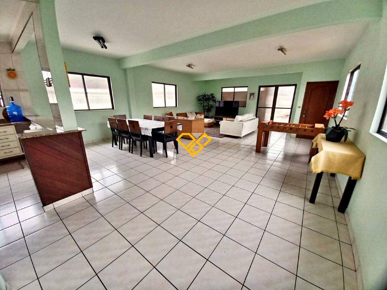 Sobreposta Alta à venda no Embaré: Sala