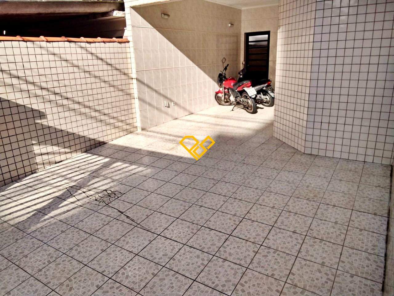 Sobreposta Alta à venda no Embaré: Garagem