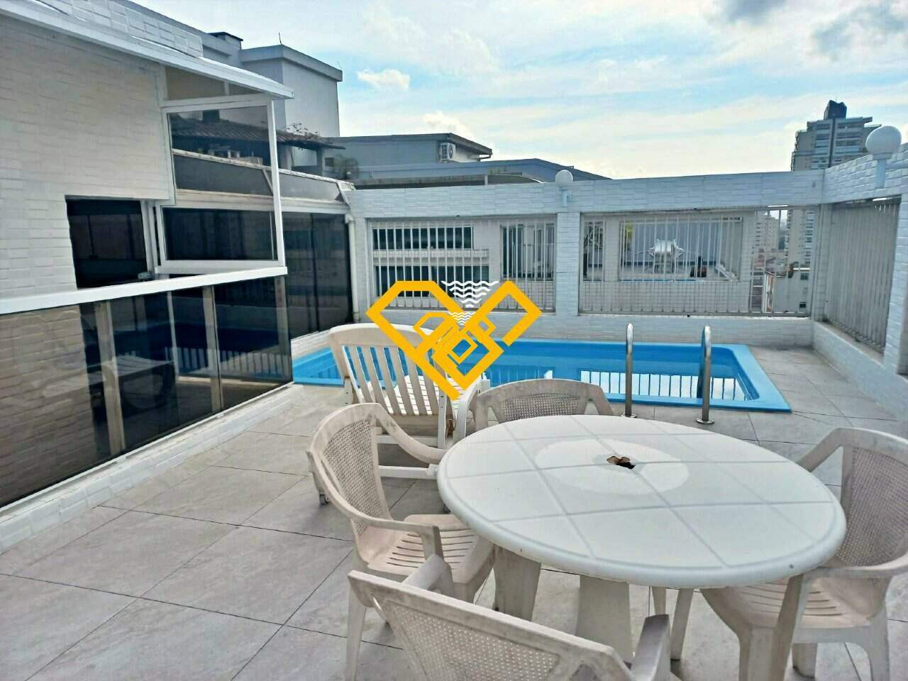 Cobertura à venda no Ponta da Praia: 