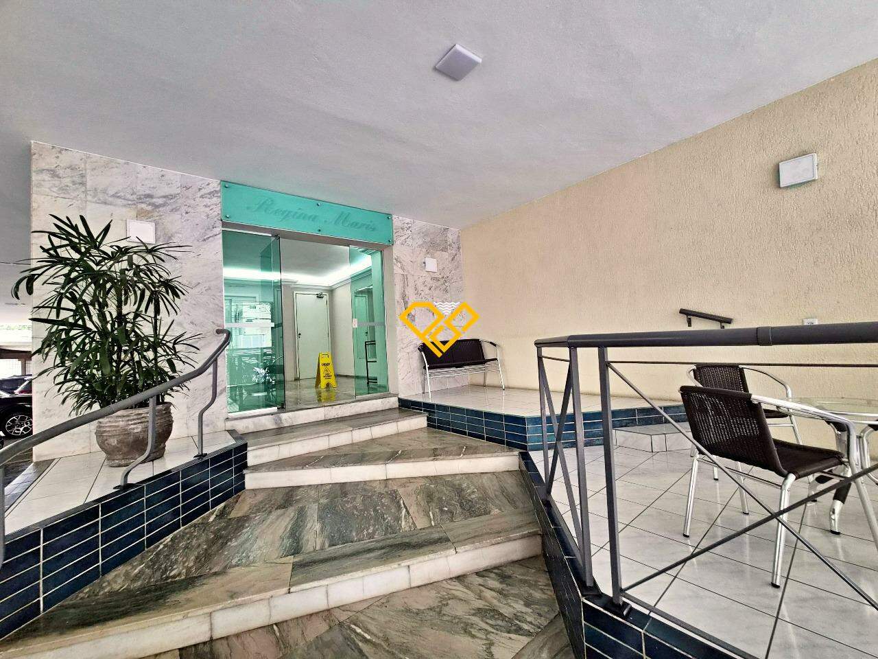 Apartamento à venda no Gonzaga: ENtrada social do condomínio