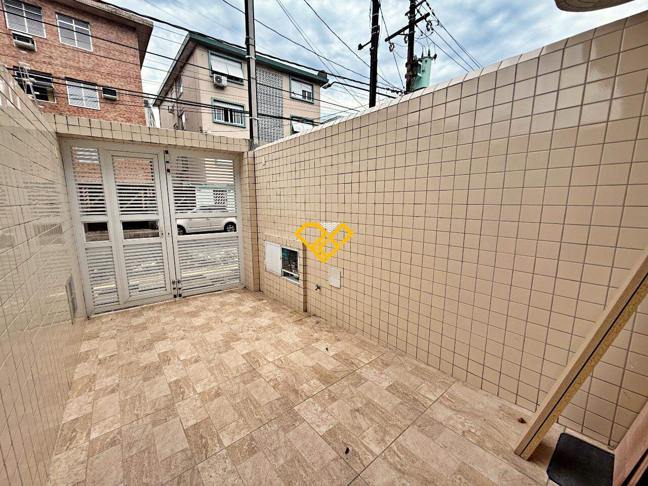 Sobreposta Alta à venda no Embaré: Garagem
