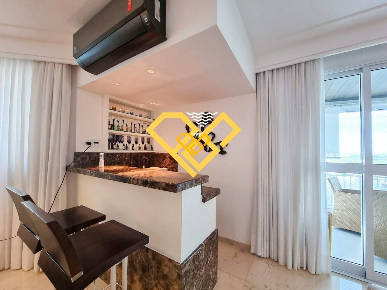 Cobertura à venda no Ponta da Praia: Sala