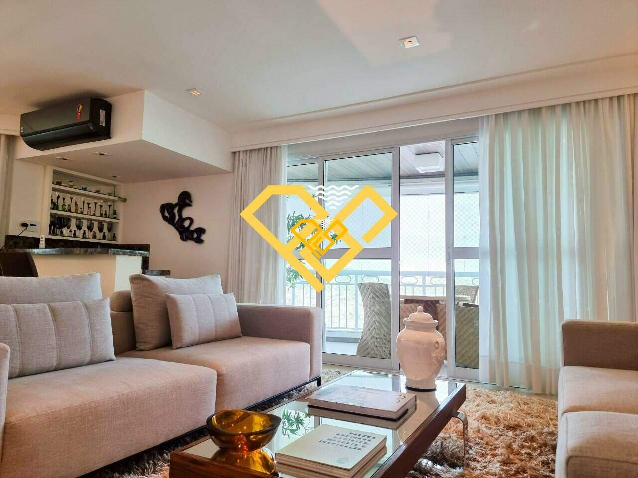 Cobertura à venda no Ponta da Praia: Sala